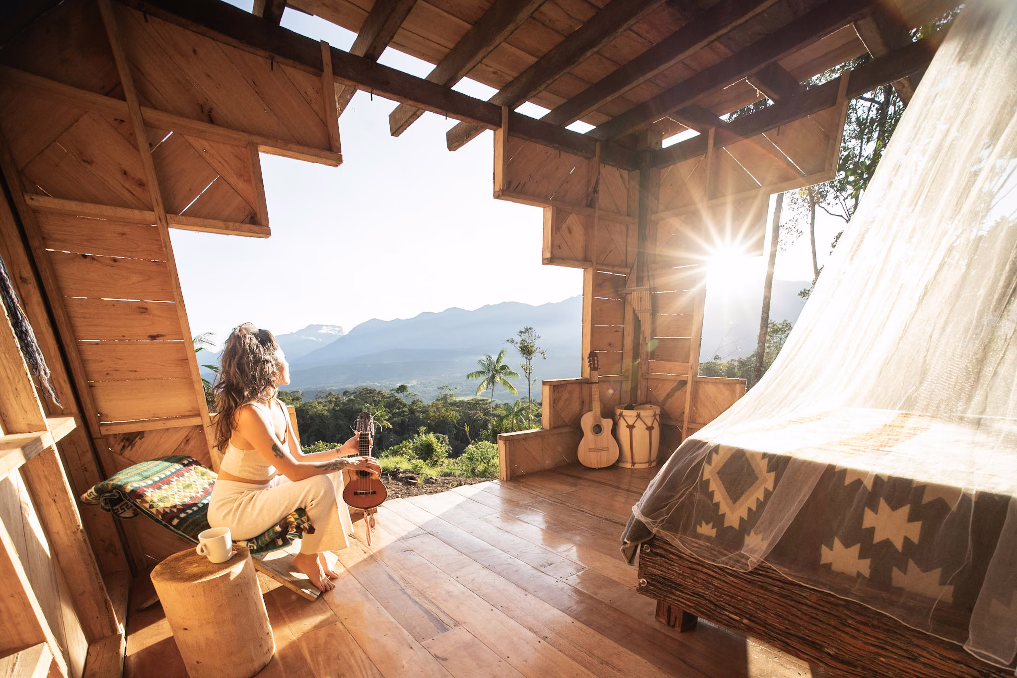 Habitación de Casa Jaguar con la ventana abierta a la cordillera